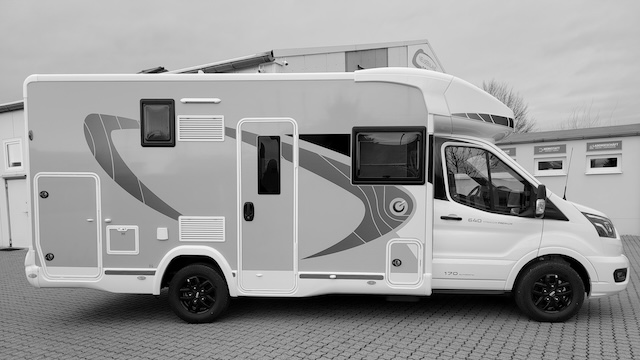 neuseenland-caravaning-zwenkau-beispielbild-mietfahrzeug-kategorie-reisemobil-hubbett